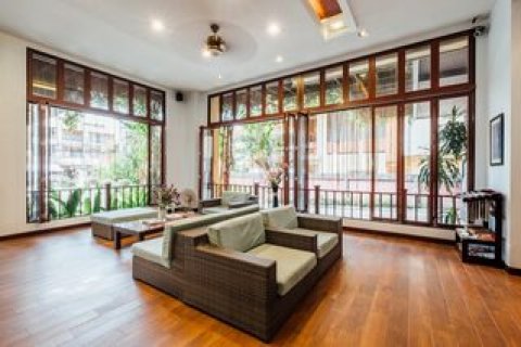 Real estate transactions worth 1.9 billion dirhams were registered in Dubai on Tuesday