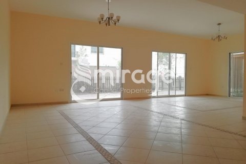 Villa in Abu Dhabi, UAE 3 bedrooms, 175.8 sq.m. № 597210 - photo 2