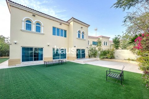 Villa te huur in Jumeirah Park, Dubai, VAE 4 slaapkamers, 328 vr.m., nr 626639 - foto 1