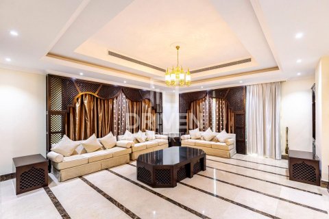 Vilë në Al Barsha, Dubai, Emiratet e Bashkuara Arabe 6 dhoma gjumi, 929 m2. № 601838 - Foto 1