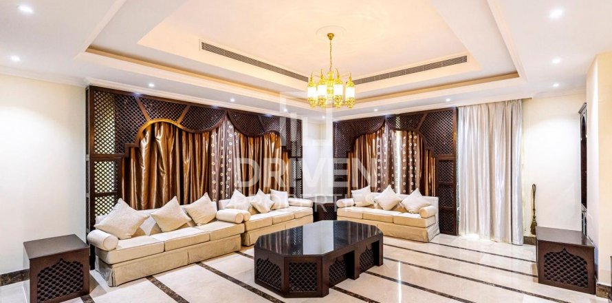 Vilë në Al Barsha, Dubai, Emiratet e Bashkuara Arabe 6 dhoma gjumi, 929 m2. № 601838