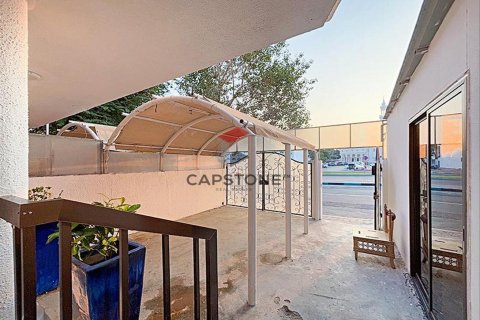 Villa in Al Khalidiya, Abu Dhabi, UAE 4 bedrooms, 455 sq.m. № 604575 - photo 11