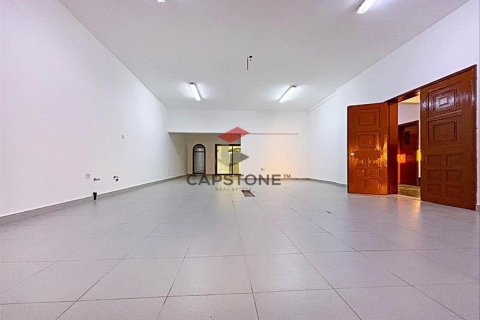 Villa in Al Khalidiya, Abu Dhabi, UAE 4 bedrooms, 455 sq.m. № 604575 - photo 7