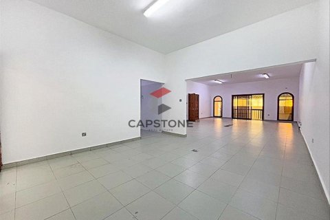 Villa in Al Khalidiya, Abu Dhabi, UAE 4 bedrooms, 455 sq.m. № 604575 - photo 13