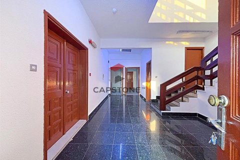 Villa in Al Khalidiya, Abu Dhabi, UAE 4 bedrooms, 455 sq.m. № 604575 - photo 17