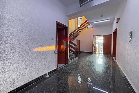 Villa in Al Khalidiya, Abu Dhabi, UAE 4 bedrooms, 455 sq.m. № 604575 - photo 18
