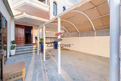 Villa in Al Khalidiya, Abu Dhabi, UAE 4 bedrooms, 455 sq.m. № 604575 - photo 4