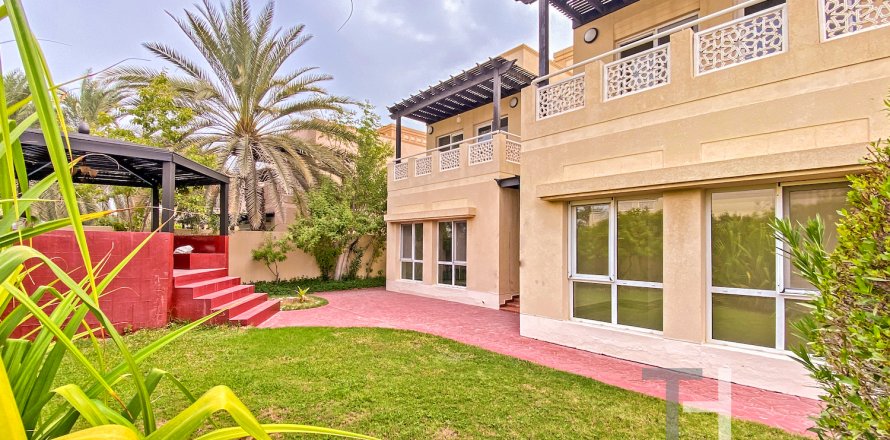Vilë në Meadows, Dubai, Emiratet e Bashkuara Arabe 4 dhoma gjumi, 381 m2. № 586577