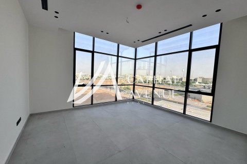 Villa in Khalifa City, Abu Dhabi, UAE 5 bedrooms, 968 sq.m. № 604695 - photo 5