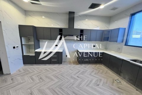 Villa in Khalifa City, Abu Dhabi, UAE 5 bedrooms, 968 sq.m. № 604695 - photo 7