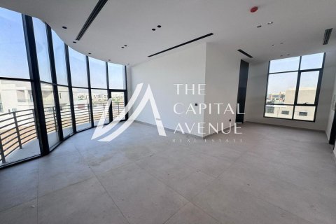 Villa in Khalifa City, Abu Dhabi, UAE 5 bedrooms, 968 sq.m. № 604695 - photo 1