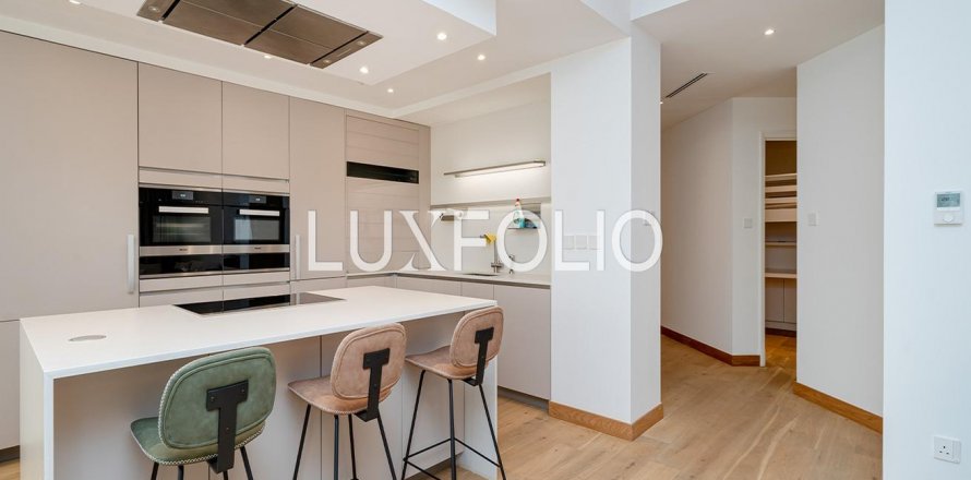 Apartment in Old Town, Dubai, UAE 3 bedrooms, 200 sq.m. № 627465