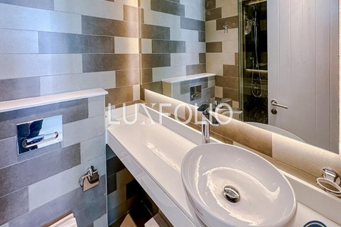 Apartment in Palm Jumeirah, Dubai, UAE 1 room, 33 sq.m. № 627940 - photo 12