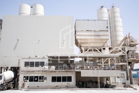 Factory in Al Quoz, Dubai, UAE 8268 sq.m. № 620276 - photo 6