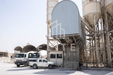 Factory in Al Quoz, Dubai, UAE 8268 sq.m. № 620276 - photo 4