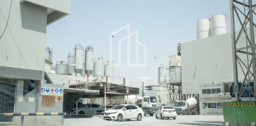 Factory in Al Quoz, Dubai, UAE 8268 sq.m. № 620276