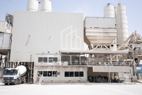 Factory in Al Quoz, Dubai, UAE 8268 sq.m. № 620276 - photo 2