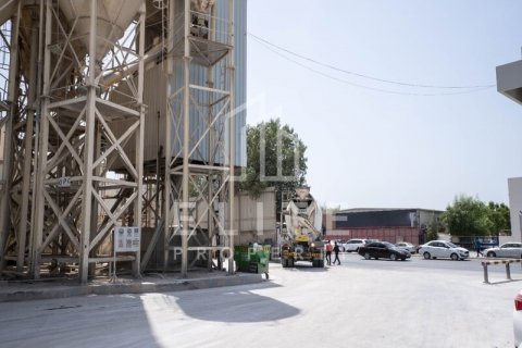 Factory in Al Quoz, Dubai, UAE 8268 sq.m. № 620276 - photo 10