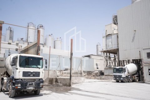 Factory in Al Quoz, Dubai, UAE 8268 sq.m. № 620276 - photo 5
