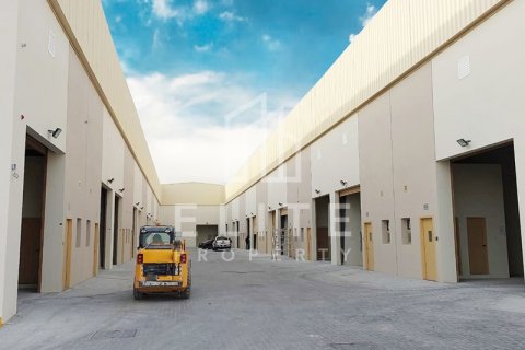 Warehouse in Dubai Investment Park, UAE 4873 sq.m. № 620270 - photo 1