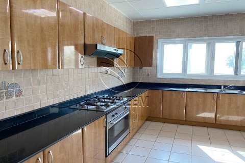 Villa in Marina Village, Abu Dhabi, UAE 7 bedrooms, 1500 sq.m. № 615282 - photo 10