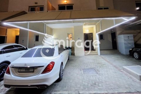 Shtëpi në qytet në Al Reef, Abu Dhabi, Emiratet e Bashkuara Arabe 3 dhoma gjumi, 174.1 m2. № 574624 - Foto 1