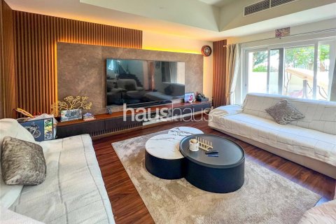 Dubai Land、Dubai、UAE にあるタウンハウス販売中 4ベッドルーム、215 m2、No626018 - 写真 1