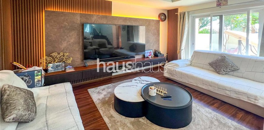 Dubai Land、Dubai、UAEにあるタウンハウス 4ベッドルーム、215 m2 No626018