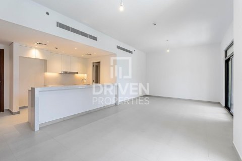 Apartment in Umm Suqeim, Dubai, UAE 3 bedrooms, 179 sq.m. № 602730 - photo 1