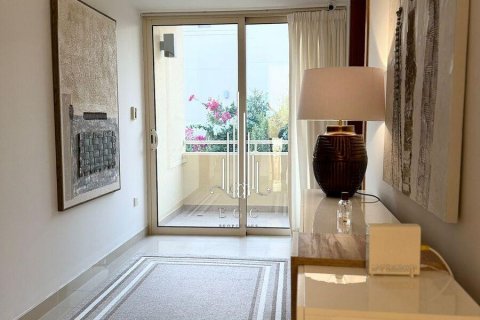 Villa in Khalifa City, Abu Dhabi, UAE 4 bedrooms, 324.3 sq.m. № 547217 - photo 9