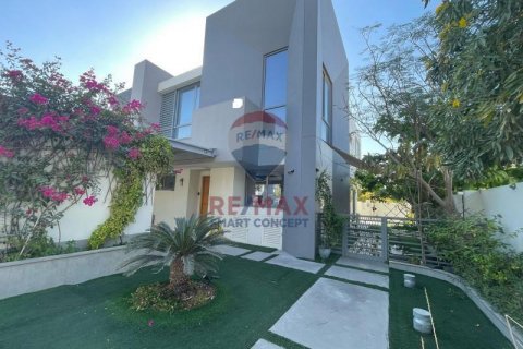 Shtëpi në qytet në Dubai, Emiratet e Bashkuara Arabe 4 dhoma gjumi, 328.5 m2. № 590762 - Foto 2