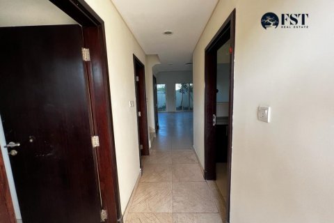 Shtëpi në qytet në International City, Dubai, Emiratet e Bashkuara Arabe 3 dhoma gjumi, 186.7 m2. № 550055 - Foto 2