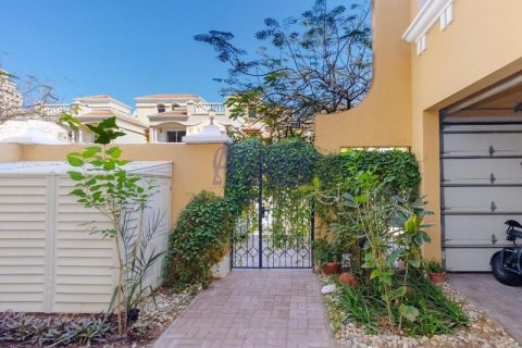 Вилла Al Hamra Village, Рас-эль-Хайма, БАӘ-да 5 жатын бөлмелер, 255.5 м² № 633107 - фото 1