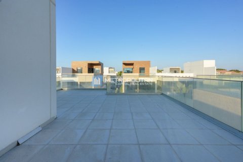 Commercial property in Al Salam Street, Abu Dhabi, UAE 5 bedrooms, 478 sq.m. № 594533 - photo 3