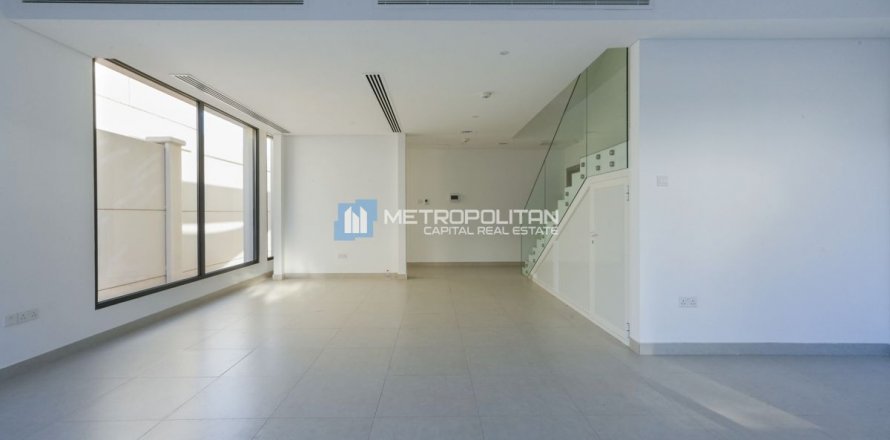 Commercial property in Al Salam Street, Abu Dhabi, UAE 5 bedrooms, 478 sq.m. № 594533