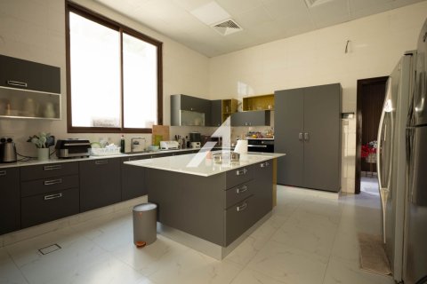 Villa in vendita a Umm Al Sheif, Dubai, EAU 7 camere da letto, 1114.8 mq. № 623860 - foto 15