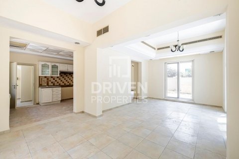 Vilë në Dubai Sports City, Emiratet e Bashkuara Arabe 4 dhoma gjumi, 350 m2. № 601611 - Foto 4