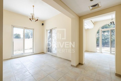 Vilë në Dubai Sports City, Emiratet e Bashkuara Arabe 4 dhoma gjumi, 350 m2. № 601611 - Foto 1