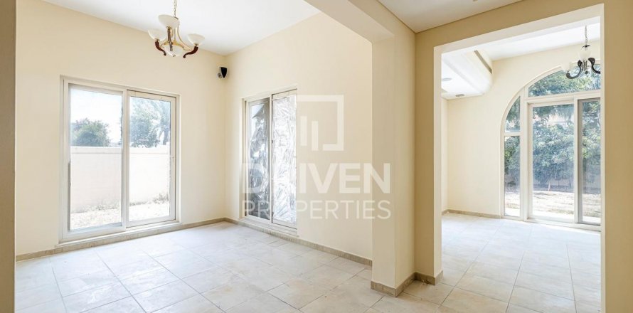 Vilë në Dubai Sports City, Emiratet e Bashkuara Arabe 4 dhoma gjumi, 350 m2. № 601611