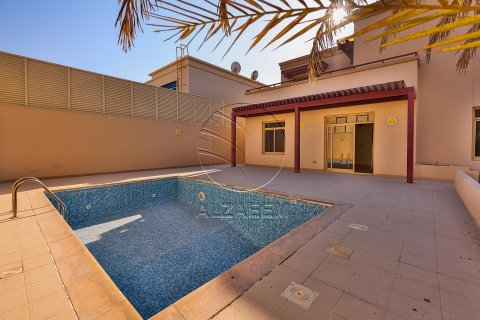 Vilă de închiriat în Abu Dhabi, EAU 5 dormitoare, 534 mp.  №615315 - poză 2