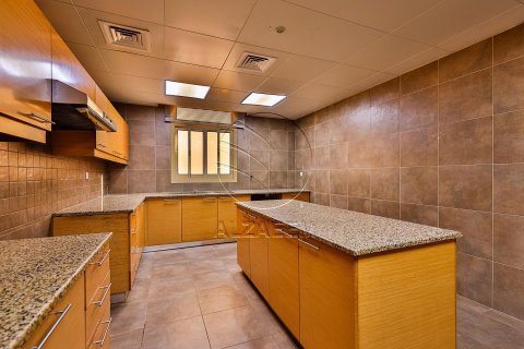 Vilă de închiriat în Abu Dhabi, EAU 5 dormitoare, 534 mp.  №615315 - poză 25