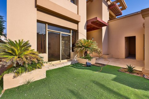 Vilă de închiriat în Abu Dhabi, EAU 5 dormitoare, 534 mp.  №615315 - poză 6