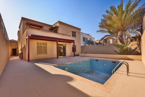 Vilă de închiriat în Abu Dhabi, EAU 5 dormitoare, 534 mp.  №615315 - poză 1