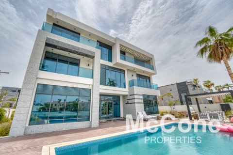 Villa in Palm Jumeirah, Dubai, UAE 7 bedrooms, 787.63 sq.m. № 586876 - photo 1