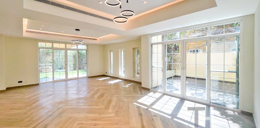 Villa asukohaga Arabian Ranches, Dubai, AÜE: 5 magamistoaga, 394 m² Nr 586554