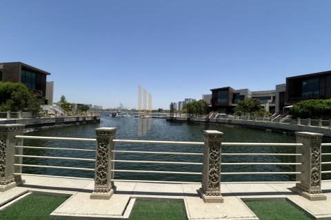 Vilë në Abu Dhabi, Emiratet e Bashkuara Arabe 5 dhoma gjumi, 990.8 m2. № 605502 - Foto 9