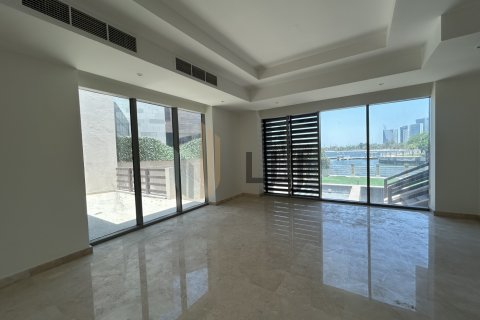 Vilë në Abu Dhabi, Emiratet e Bashkuara Arabe 5 dhoma gjumi, 990.8 m2. № 605502 - Foto 7