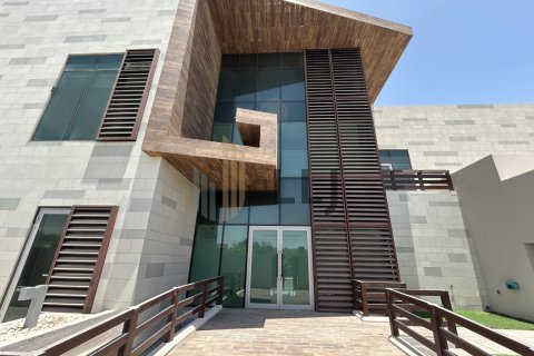Vilë në Abu Dhabi, Emiratet e Bashkuara Arabe 5 dhoma gjumi, 990.8 m2. № 605502 - Foto 3