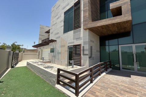 Vilë në Abu Dhabi, Emiratet e Bashkuara Arabe 5 dhoma gjumi, 990.8 m2. № 605502 - Foto 1