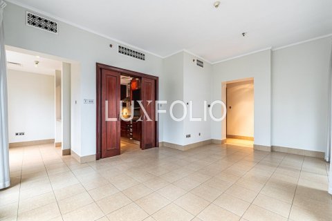 Apartment in Old Town, Dubai, UAE 3 bedrooms, 183 sq.m. № 627532 - photo 1